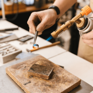 Comment réussir sa reconversion dans l'artisanat ? Les clés pour transformer sa passion en métier.